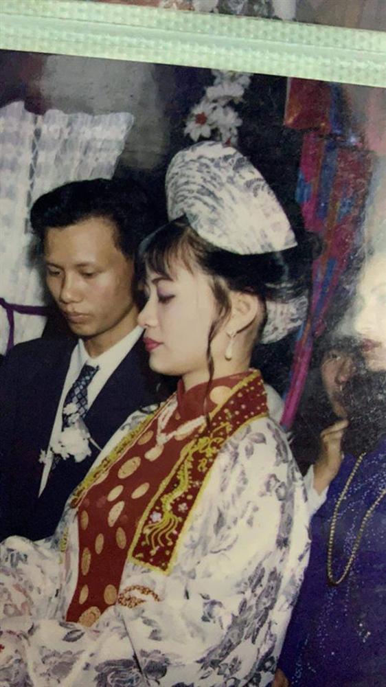 Soi ảnh cưới bố mẹ, cô gái rụng rời khi thấy nhan sắc cực phẩm của các chú khách mời: Hội bạn hotboy giờ sao rồi?-1