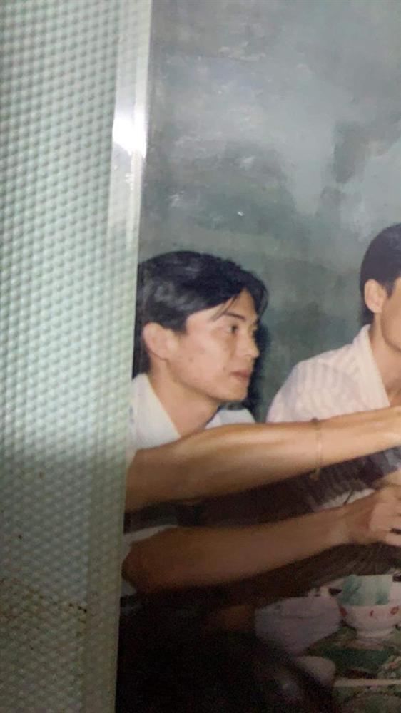 Soi ảnh cưới bố mẹ, cô gái rụng rời khi thấy nhan sắc cực phẩm của các chú khách mời: Hội bạn hotboy giờ sao rồi?-3