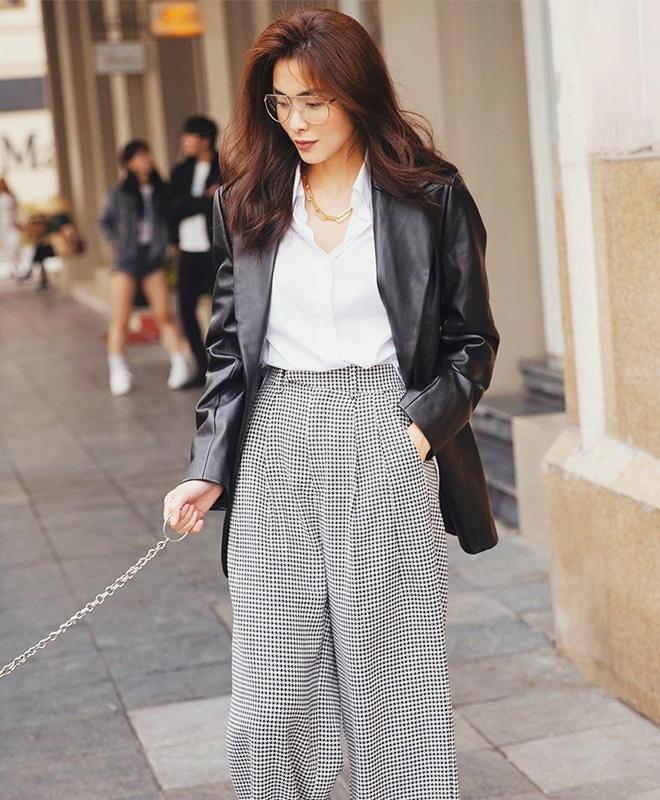 Tăng Thanh Hà là sao nữ luôn duy trì phong độ thời trang ổn định. Trang phục tham dự sự kiện hay street style đời thường của bà xã Louis Nguyễn đều là hình mẫu đáng học tập. Cô phối quần ống rộng họa tiết houndstooth, mặc cùng áo sơ mi hở cúc và khoác blazer da. Các items chỉ có 2 màu đen trắng tối giản nhưng vẫn mang lại sức hút cho nàng ngọc nữ điện ảnh Việt một thời. Ảnh: @hatangthanh.