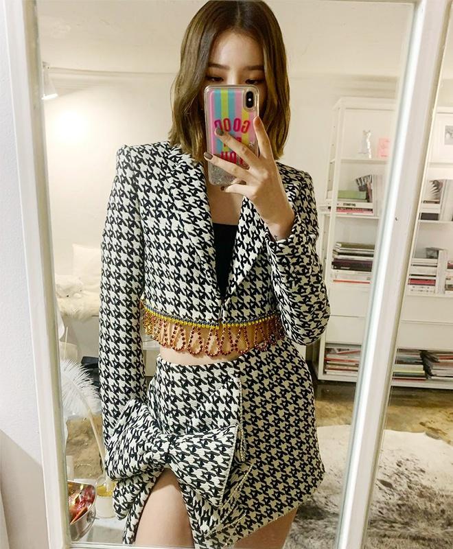 Người mẫu kiêm fashion blogger gốc Hàn Irene Kim khoe vóc dáng thon gọn trong set đồ họa tiết houndstooth gồm áo blazer dáng crop top phối tua rua và chân váy được cách điệu bởi chiếc nơ lớn, tạo đường xẻ quyến rũ giúp tôn đôi chân thon dài. Ảnh: @ireneisgood.