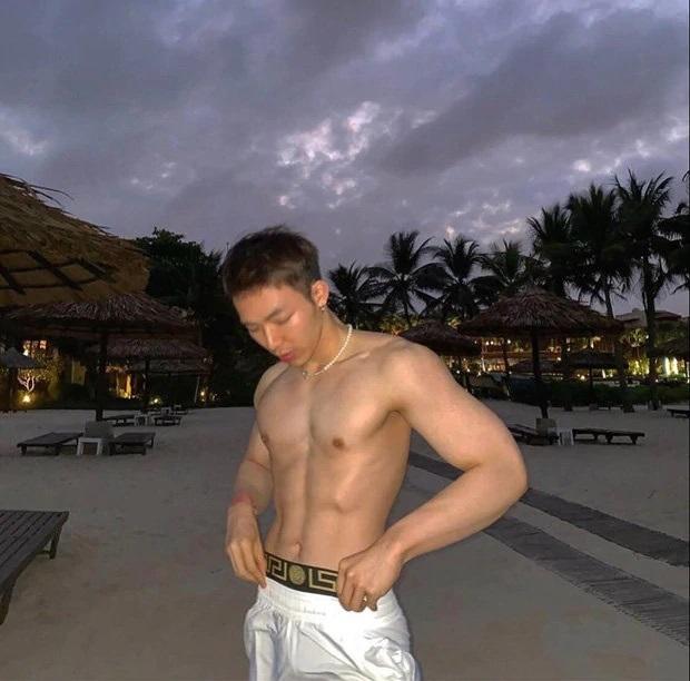 Erik: Từ ca sĩ tuột xích đến tiếng hát ra thế giới nhờ Ghen cô Vy-11