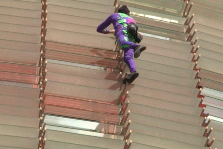 Trượt nước mạo hiểm xuyên qua bể cá mập-1