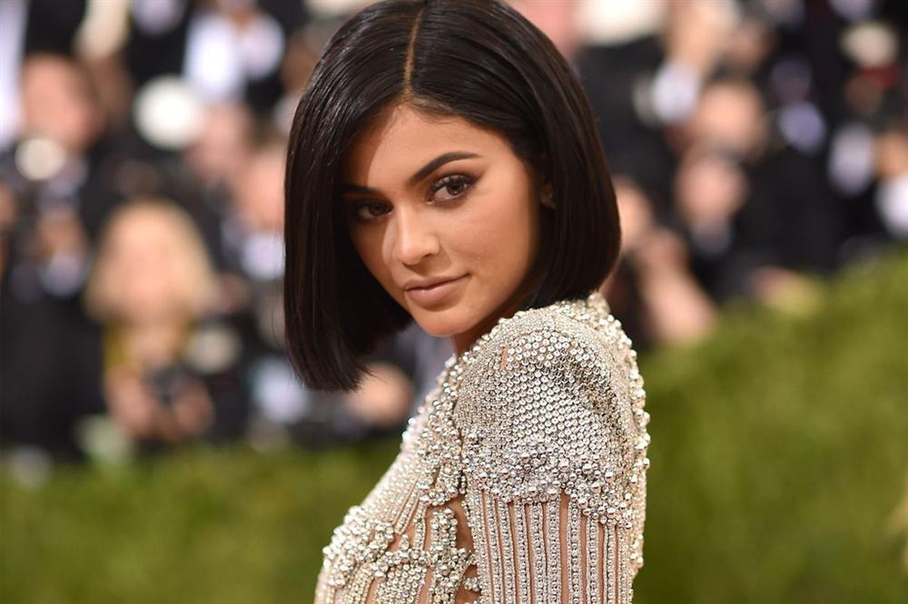 Váy làm chảy máu và loạt trang phục báo hại người nổi tiếng-1