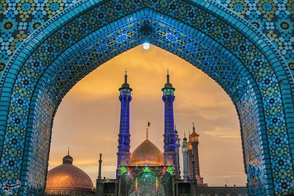 Ngôi đền Fatima Masumeh ở thành phố Qom (Iran) đang khiến nhiều người nghi ngại vì khả năng tiềm ẩn lây lan Covid-19 do một số thói quen ở đây. Theo đó, những người đến ngôi đền này cầu nguyện thường hôn hay thậm chí là chạm lưỡi vào cổng và cột để cầu may mắn.