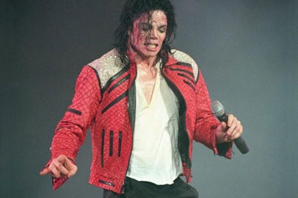 Michael Jackson (600 triệu đô la): Michael Jackson qua đời tại nhà riêng năm 2009. Cái chết của ông được cho là bị ngộ độc propofol và sử dụng thuốc an thần quá liều.