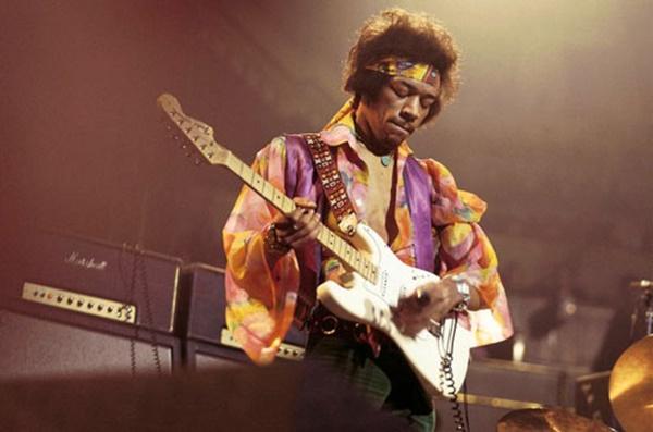 Jimi Hendrix (175 triệu đô la): Jimi Hendrix qua đời khi mới 27 tuổi, ông được xem là nghệ sĩ guitar vĩ đại nhất trong lịch sử