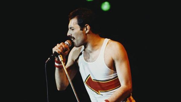 Freddie Mercury (100 triệu đô la): Freddie Mercury là ca sĩ chính của ban nhạc rock Queen.