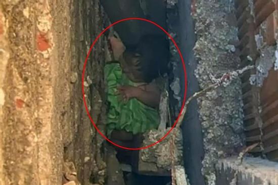 Nghe tiếng động lạ trong nhà, người phụ nữ tá hỏa khi phát hiện sự thật đau lòng