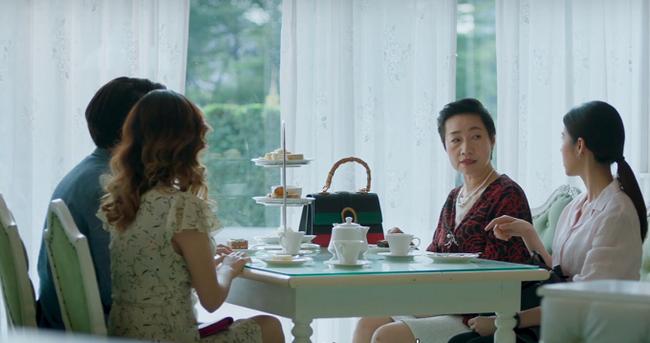 Sát ngày cưới bị cả 2 cô gái trẻ ôm bụng bầu đến nhà bắt vạ, chú rể đang hoang mang thì mẹ anh hô lớn: Để đấy mẹ giải quyết hết-2