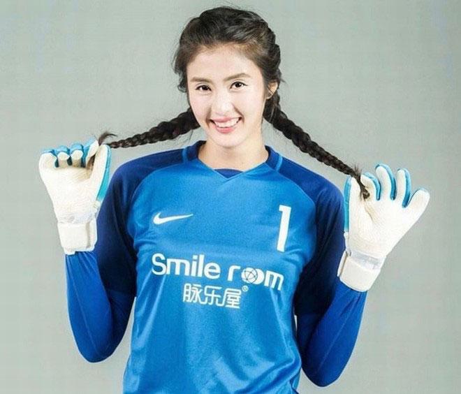 Nữ thủ môn cao 1,88m, có gương mặt đẹp như hoa hậu-1