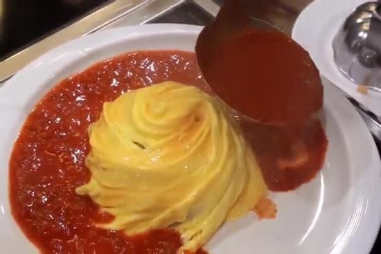 Chuẩn bị bữa sáng đơn giản với cơm trứng lốc xoáy sốt cà chua