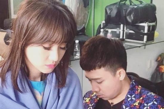 Vợ chồng Trấn Thành - Hari Won bị chụp lén khi đang ngủ gục