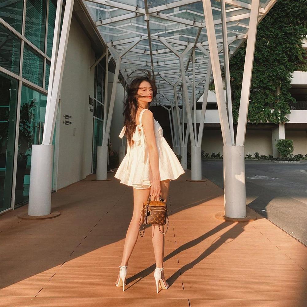 Linh Ka khoe street style như không mặc quần - Chi Pu mặc đồ mượn đẹp hơn cả bản gốc-2