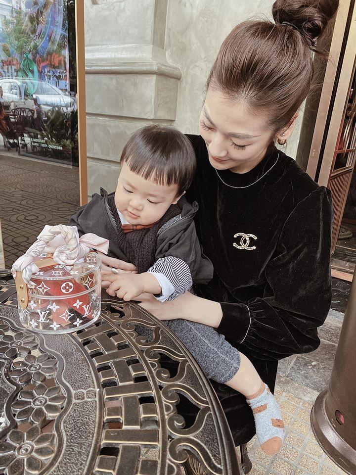 Á hậu Tú Anh chứng minh con trai chuẩn gene mẹ, nhìn thế nào cũng không lệch một ly-2