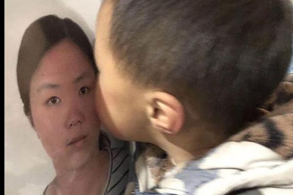 Bác sĩ qua đời trong lúc chiến đấu với dịch COVID-19, con trai ngây thơ hôn lên di ảnh mẹ-2