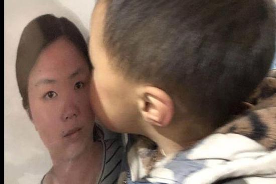 Bác sĩ qua đời trong lúc chiến đấu với dịch COVID-19, con trai ngây thơ hôn lên di ảnh mẹ