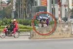 Cặp đôi diễn cảnh nóng giữa quảng trường ở Thái Bình, bị người khác nhắc nhở vẫn cố 'giả điếc'