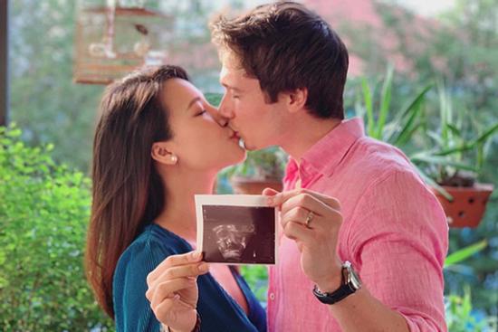 Hoàng Oanh hôn chồng say đắm, lần đầu khoe ảnh siêu âm con đầu lòng