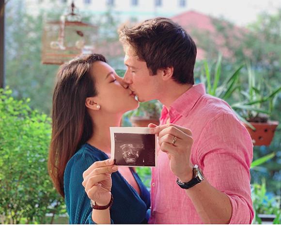 Hoàng Oanh hôn chồng say đắm, lần đầu khoe ảnh siêu âm con đầu lòng-1