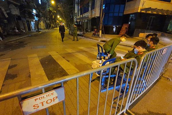 Nhiều chung cư ở Hà Nội dán thông báo nhanh về ca nghi nhiễm virus corona, phố Trúc Bạch nhiều người dân sơ tán-1