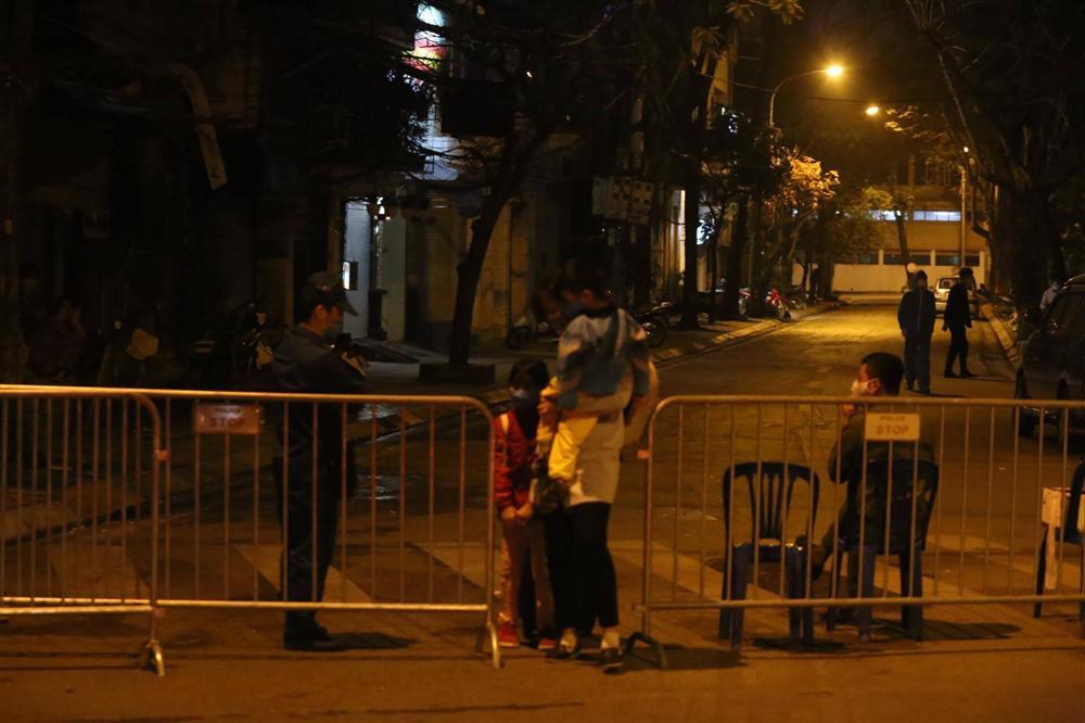 Nhiều chung cư ở Hà Nội dán thông báo nhanh về ca nghi nhiễm virus corona, phố Trúc Bạch nhiều người dân sơ tán-3