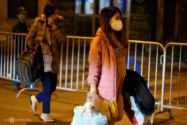 Nhiều chung cư ở Hà Nội dán thông báo nhanh về ca nghi nhiễm virus corona, phố Trúc Bạch nhiều người dân sơ tán-4