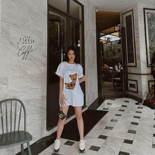 Cùng thuộc lứa 2k, Linh Ka đã có đầy túi hiệu, Tiểu Vy - Lương Thùy Linh chỉ dùng hàng bình dân-1