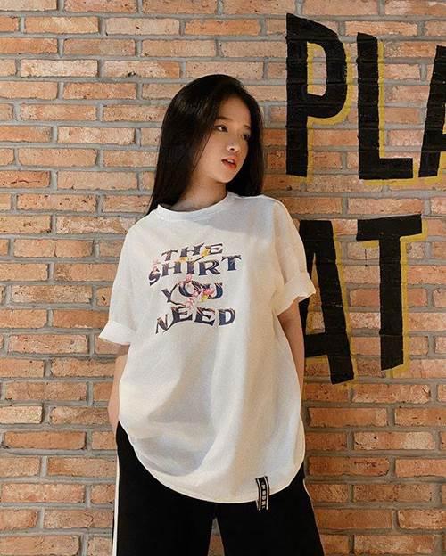 Cùng thuộc lứa 2k, Linh Ka đã có đầy túi hiệu, Tiểu Vy - Lương Thùy Linh chỉ dùng hàng bình dân-2