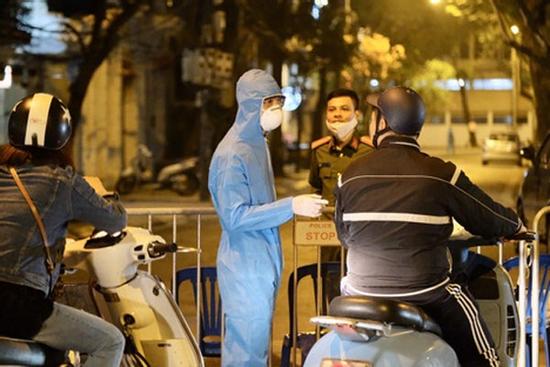 Trấn Thành và nhiều nghệ sĩ kêu gọi bình tĩnh sau ca mắc mới Covid-19