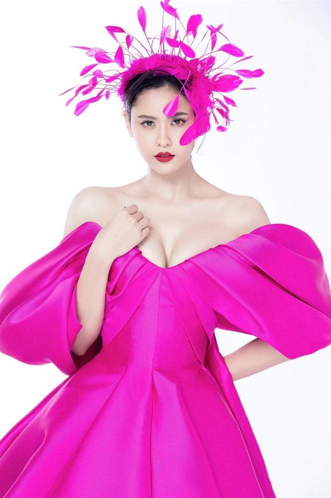 Ngọc Trinh lấn át Trương Quỳnh Anh khi đụng hàng nhờ vòng 1 o ép đến ngộp thở-2