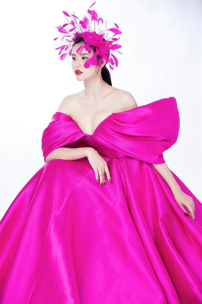 Ngọc Trinh lấn át Trương Quỳnh Anh khi đụng hàng nhờ vòng 1 o ép đến ngộp thở-4