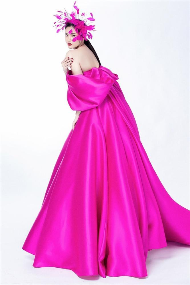 Ngọc Trinh lấn át Trương Quỳnh Anh khi đụng hàng nhờ vòng 1 o ép đến ngộp thở-3