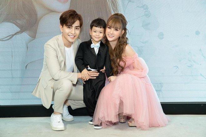 Dân tình lại soi bàn tay chồng trẻ bên con trai Thu Thủy sau ồn ào lén cấu tay bé-2