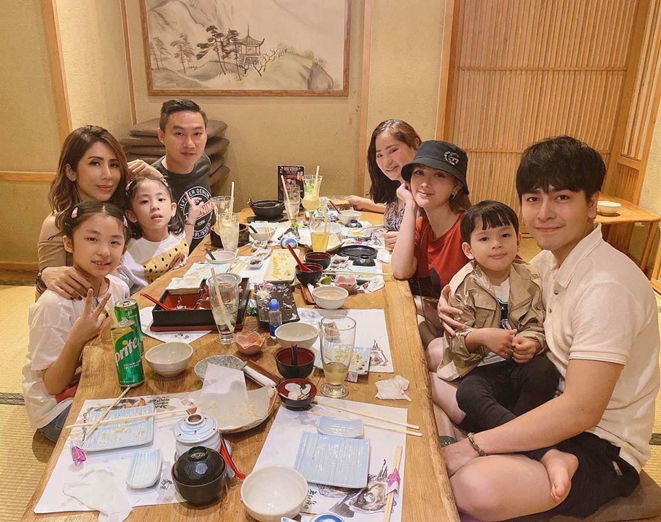 Dân tình lại soi bàn tay chồng trẻ bên con trai Thu Thủy sau ồn ào lén cấu tay bé-3