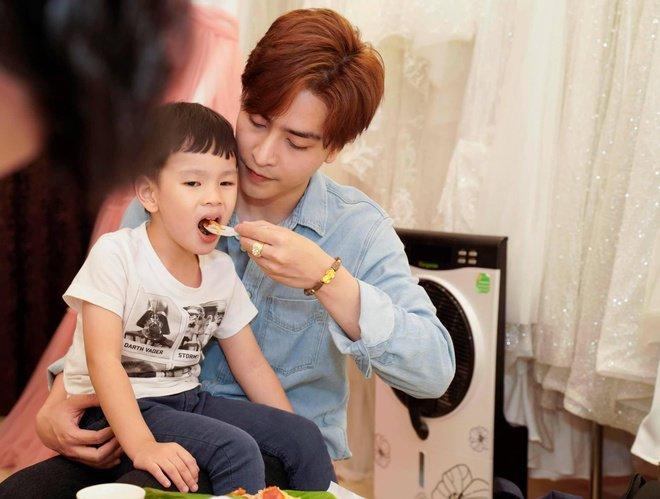 Dân tình lại soi bàn tay chồng trẻ bên con trai Thu Thủy sau ồn ào lén cấu tay bé-4