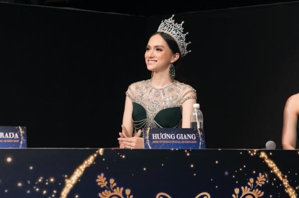 Đọ sắc cùng dàn người đẹp Miss International Queen, Hương Giang bị makeup dìm, lộ rõ mặt hốc hác-1