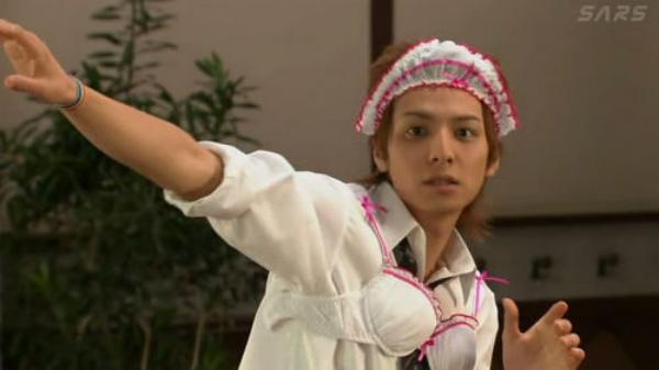 Cùng xuất hiện trong "Hanakimi" nhưng trái ngược với vẻ rụt rè, ngượng ngùng của Oguri Shun thì Ikuta Toma được dịp thể hiện sự quyến rũ, sexy phong cách thả thính rất tự tin.