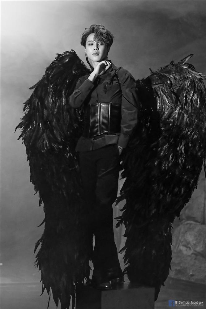 BTS không ngại mặc váy xoè, áo corset bó sát của con gái-8