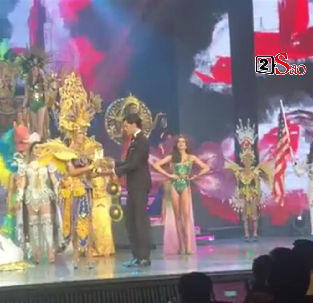 21 thí sinh trình diễn quốc phục, Hoài Sa trượt giải phụ đầu tiên-2