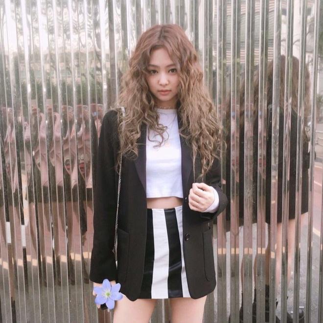 Lisa (BlackPink) cùng các sao Hàn để tóc xoăn mỳ tôm-1