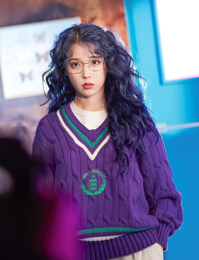 Lisa (BlackPink) cùng các sao Hàn để tóc xoăn mỳ tôm-4