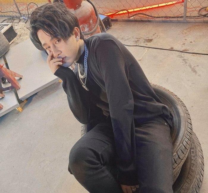 Bóc quà ngày 8/3 từ Jack, người hâm mộ phát hiện chi tiết đắt giá về MV mới của anh-2