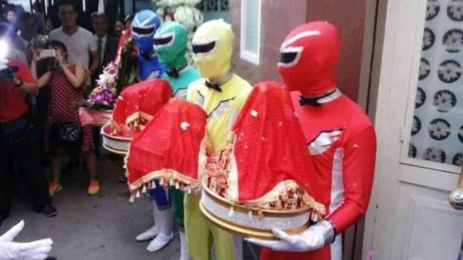 Đám cưới với dàn bê tráp toàn siêu nhân làm dân tình cười không ngậm được miệng-4