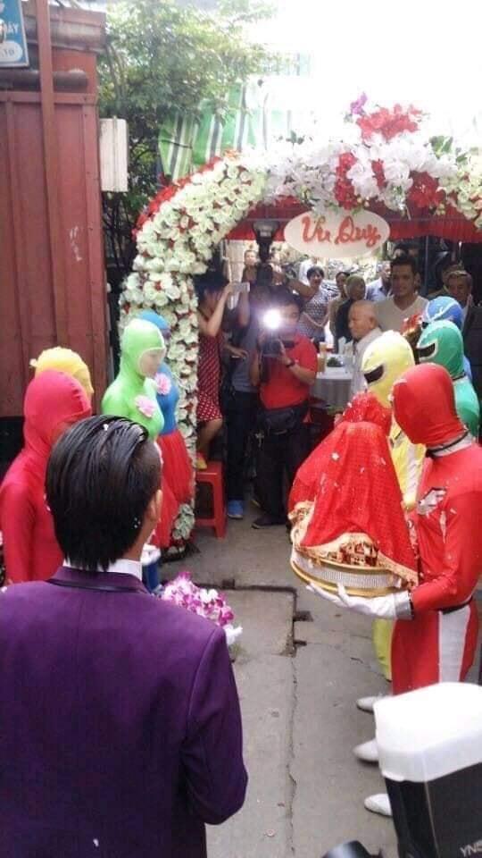 Đám cưới với dàn bê tráp toàn siêu nhân làm dân tình cười không ngậm được miệng-5