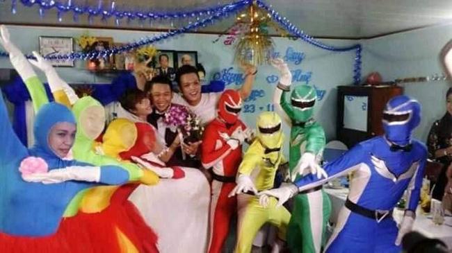 Đám cưới với dàn bê tráp toàn siêu nhân làm dân tình cười không ngậm được miệng-6