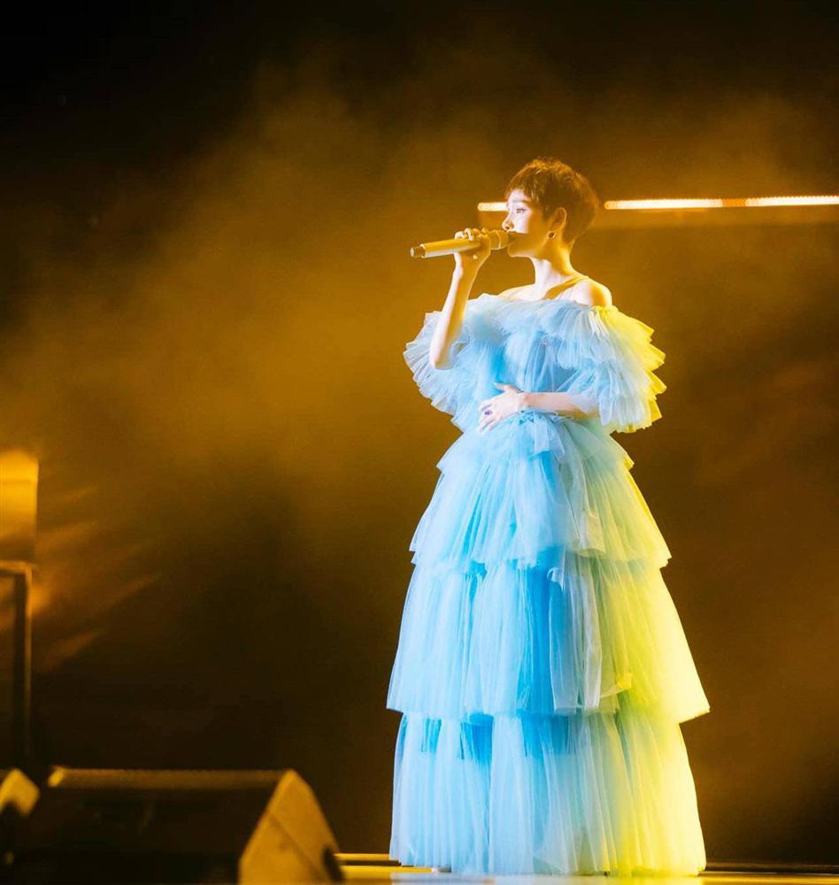 Sở hữu nhan sắc đẹp như búp bê, Hiền Hồ còn là tay chơi hàng hiệu ngầm của Vbiz-2