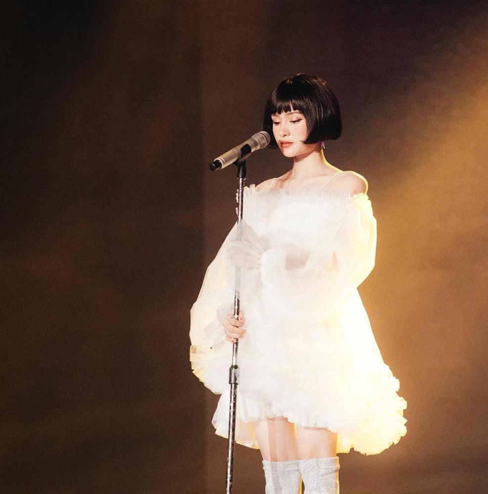 Sở hữu nhan sắc đẹp như búp bê, Hiền Hồ còn là tay chơi hàng hiệu ngầm của Vbiz-3