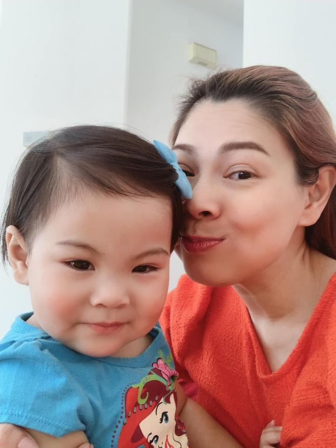 Hòa Minzy và các sao nữ khoe quà ngày 8/3-10