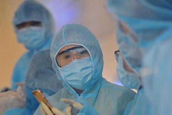 13/20 người ở TP.HCM bay cùng chuyến với bệnh nhân thứ 17 âm tính