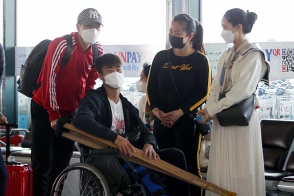 Duy Mạnh gượng cười sau ca phẫu thuật thành công-2